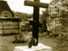 С. 2 вкл. л.: «Памятный крест с табличкой установлен...